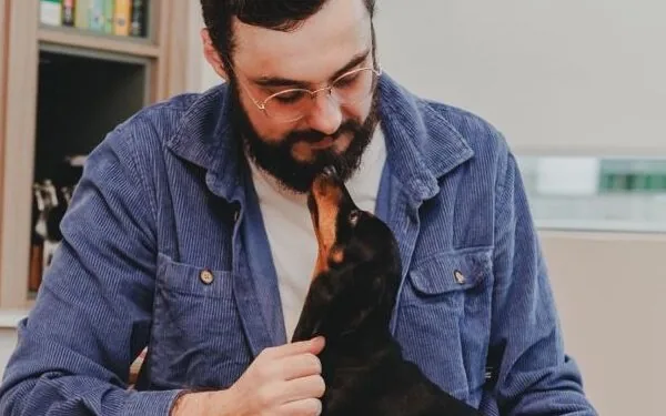 Luan Lovato durante um atendimento de comunicação intuitiva animal