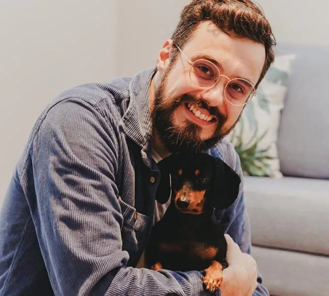 Luan Lovato com sua gata Nutella no colo